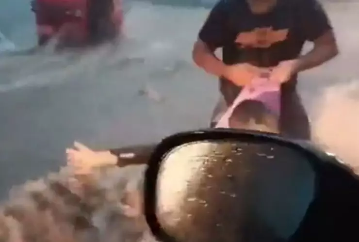 Video Papá y niño arrastrados por el agua en las inundaciones en Guatemala