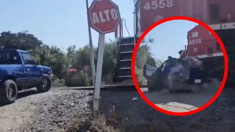 Impactante VIDEO: Camioneta es brutalmente arrastrada por tren y conductor resulta gravemente herido
