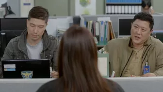 La noche se vuelve tierna cuando él le brinda una habitación en su hogar. Le presta sábanas que huelen a él, la protege como a una flor delicada. En ese cuarto silencioso, brota un vínculo íntimo, casi etéreo, que comienza a arrullar el corazón herido de Joo‑eun.