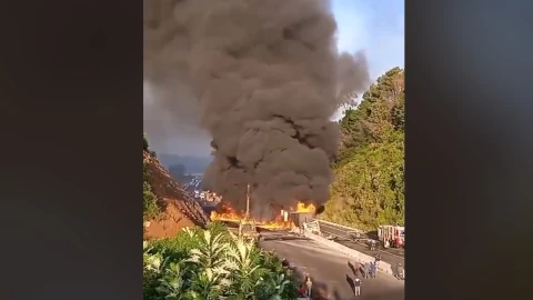 Video-autopista-siglo-xxi-incendio-de-tráiler-paraliza-la-circulación