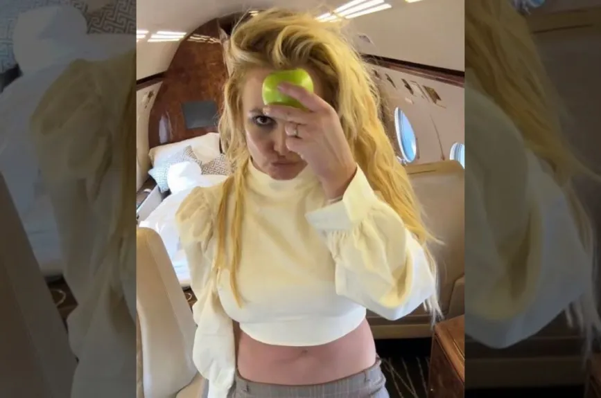 Britney de negro.jpg