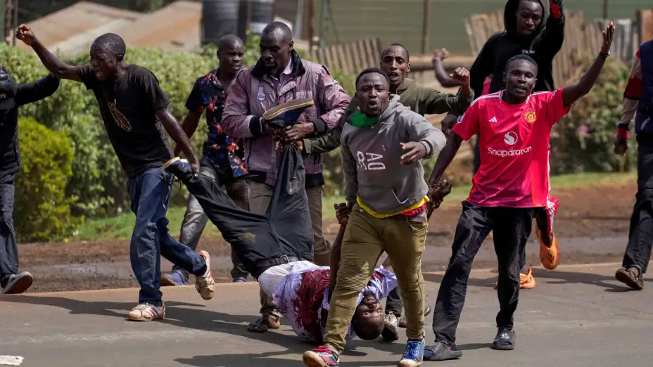 Manifestante herido de bala durante protestas en Nairobi.