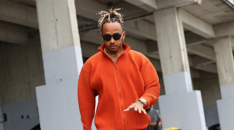 Lewis Hamilton accionista del los Denver Broncos