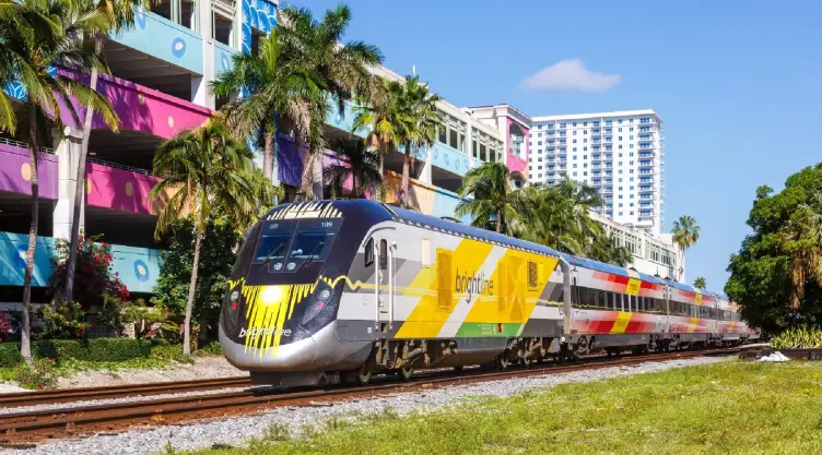 la vista panorámica del tren de alta velocidad en la ciudad de Florida
