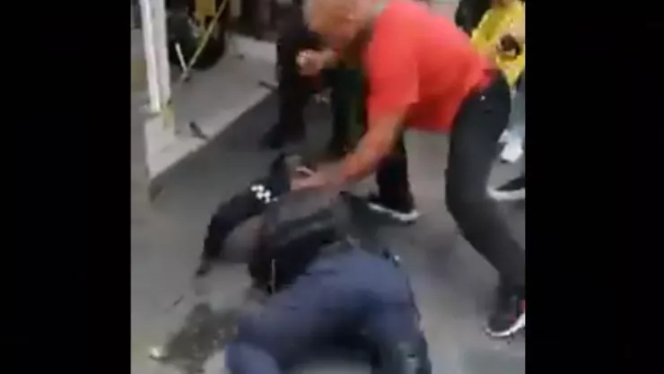 Policías de Tránsito intentan poner la araña a una motoneta y un sujeto llegó y comenzó a golpearlos.