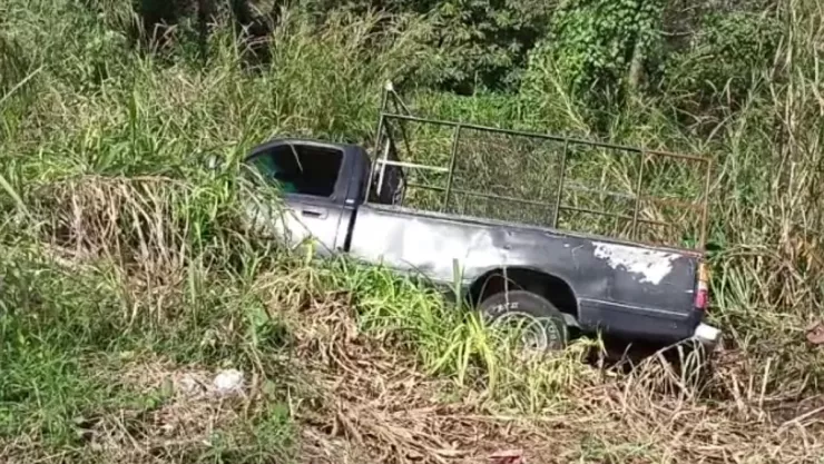 Conductora se sale del camino