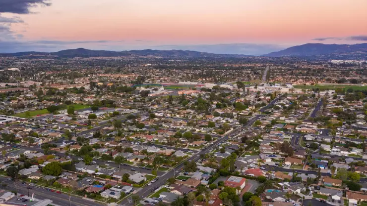 Una vista panor&aacute;mica de viviendas en California