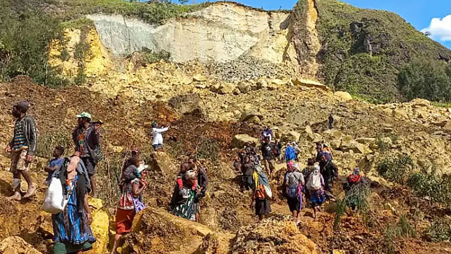 Personas entre los restos de un deslave en Yambali, Papúa Nueva Guinea.