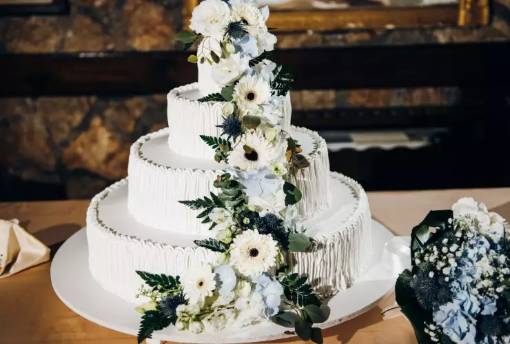 49 ideas de pastel de bodas que puedes tomar como inspiración: desde sencillos hasta muy elaborados.