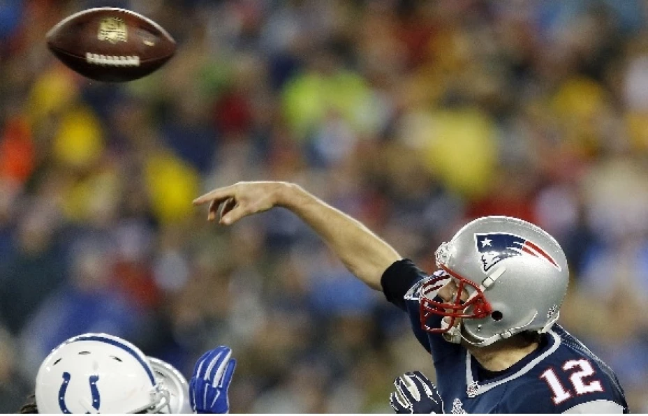 El quarterback de los Patriots de Nueva Inglaterra Tom Brady lanza un pase contra los Colts de Indianápolis