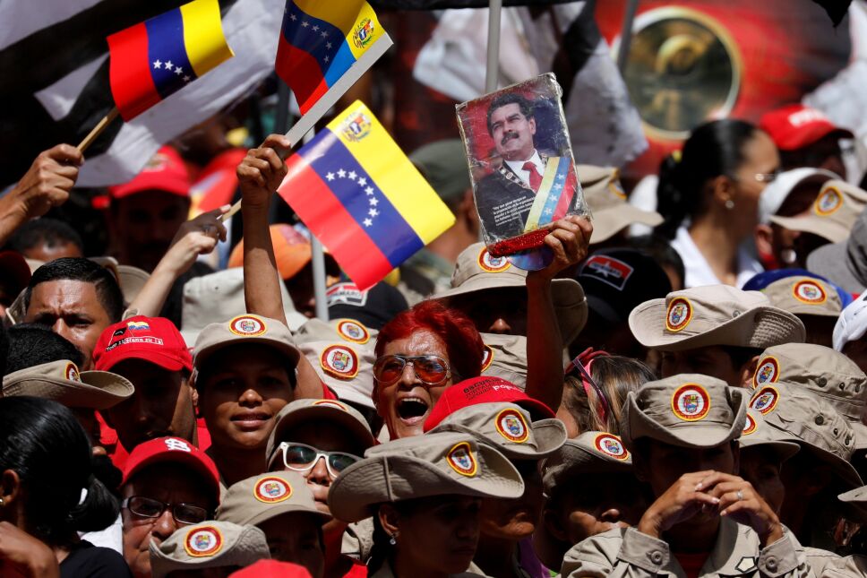 Cientos marchan en apoyo a Maduro tras denuncias de atentado