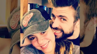 Shakira y Pique risa.jpg