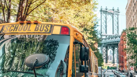 Un bus escolar pasa por el área de Dumbo, en Brooklyn, Nueva York.