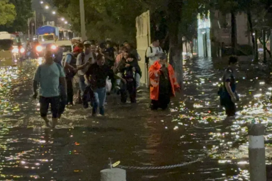 Inundación en Indios Verdes por fuertes lluvias en CDMX