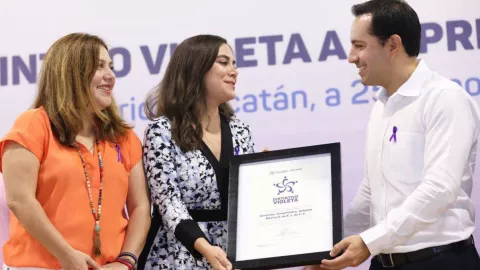 Mauricio Vila entrega Distintivos Violeta a favor de las mujeres