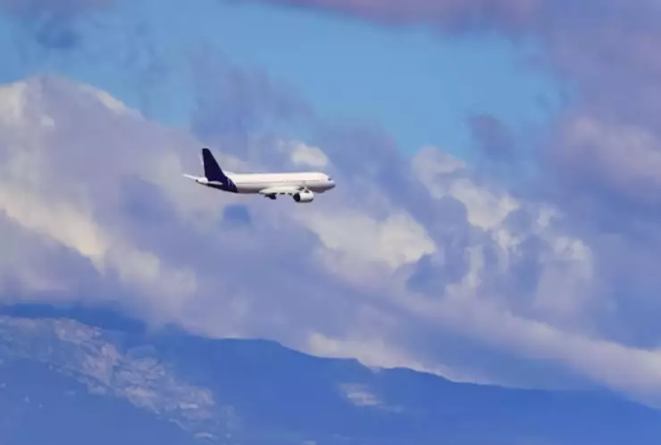 Desvían avión comercial y aeronave del Ejército tras posible riesgo de colisión en aeropuerto de EU