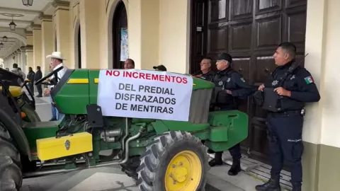 ¡Hasta la cocina! Agricultores protestan en Zapotlán el Grande; con tractores impiden ingreso al Palacio Municipal