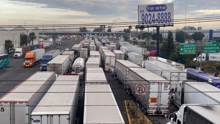 Carretera México-Querétaro en completo caos por filas kilométricas