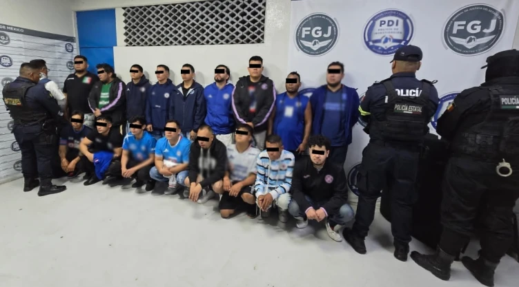 Porra del Cruz Azul es acusada de golpear a hombre en Neza.