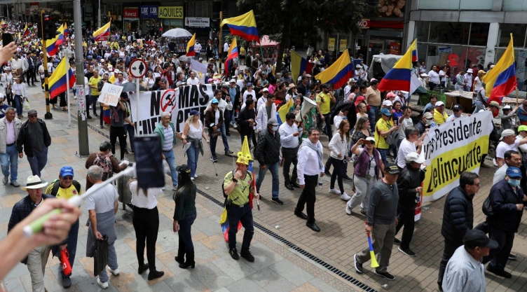 Colombianos protestan contra reformas de Gustavo Petro