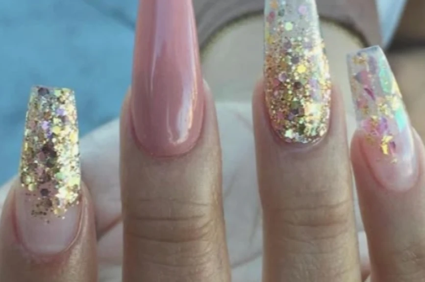 19 ideas de uñas rosas con brillos cortas y largas