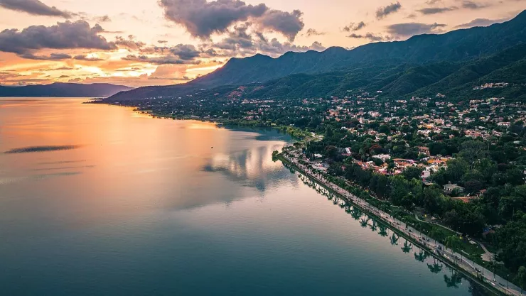 ¿Cuántos kilómetros es de Guadalajara a Ajijic y cuánto tiempo es de trayecto?