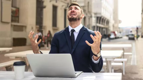 Una persona con traje buscando empleo