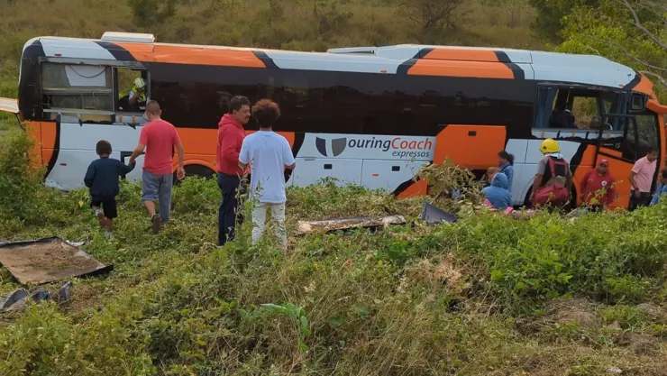 Vuelca autobús de pasajeros