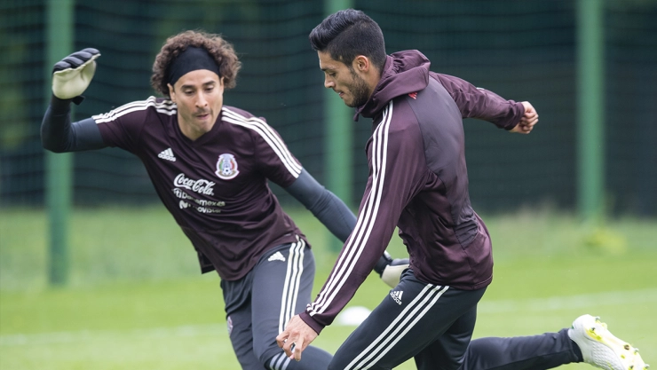 Guillermo-Ochoa-y-Raul-Jimenez.jpg