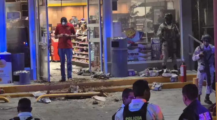 Sujeto intenta incendiar Oxxo en Michoacán