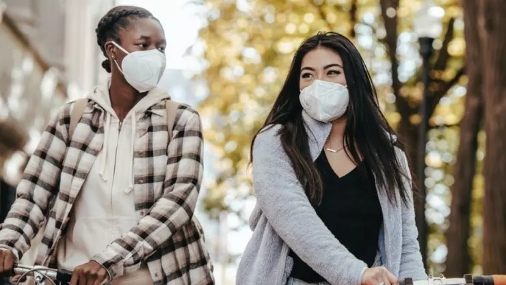 mujeres cubrebocas covid-19