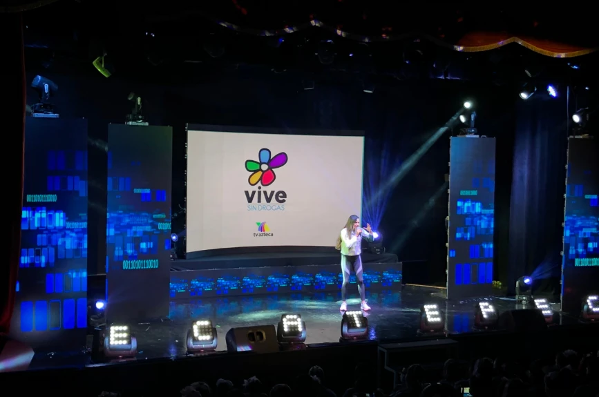Zudikey Rodríguez con Vive sin Drogas.png