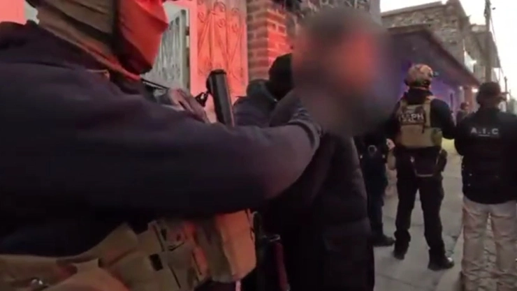 Funcionario del C2 en Tezontepec, en Hidalgo, es detenido por complicidad con delincuentes.