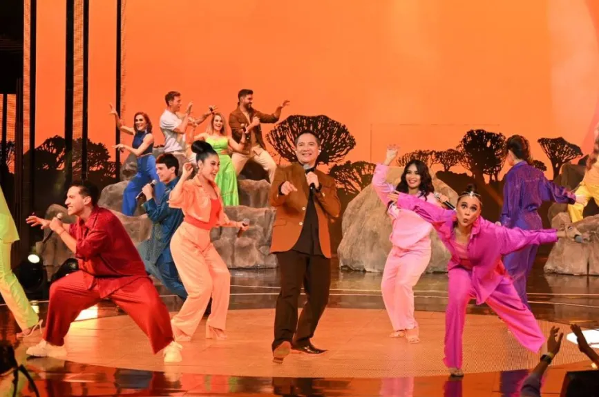 El Décimo Concierto de La Academia 2024 fue verdaderamente mágico, ya que se rindió homenaje a los inolvidables clásicos de Disney. Los académicos, llenos de energía y entusiasmo, prepararon un espectáculo que transportó a todos a mundos de fantasía y aventura. Desde el primer acorde, quedó claro que se estaba a punto de vivir una experiencia única, donde la música y la nostalgia se entrelazaron en cada nota.