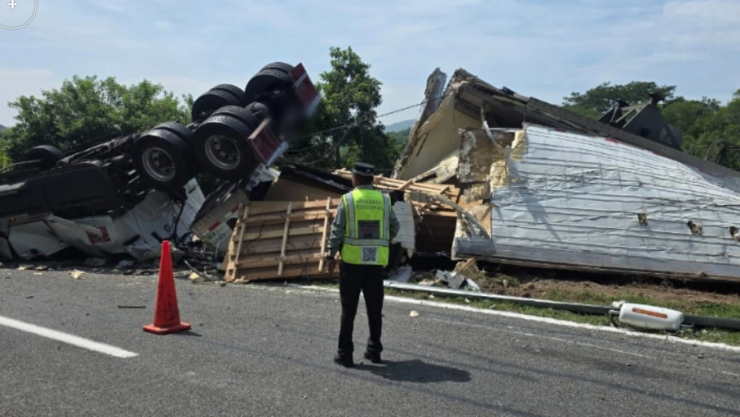 ¡Tráiler-queda-partido-en-dos_-Aparatoso-accidente-provoca-afectaciones-en-la-Tapanatepec-Talismán.webp