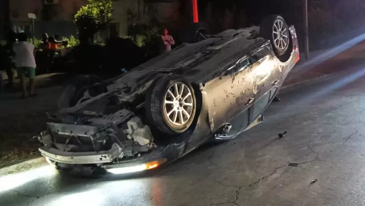 Volcadura deja persona lesionada en Av. López Portillo en Cancún; FOTOS.jpg