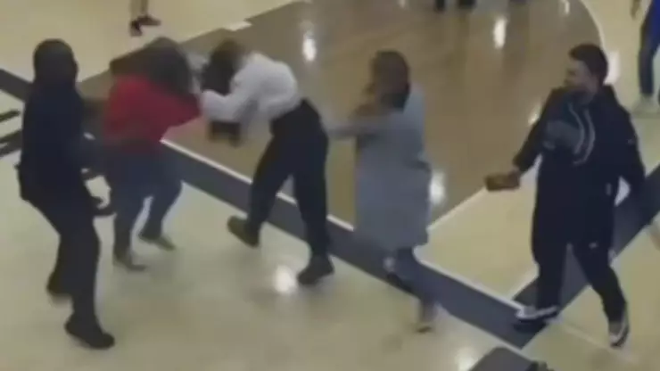 Mamás se pelean en partido de basketball.png