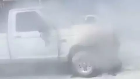 Se incendia camioneta sobre el bulevar Zodiaco, en León, hoy 13 de marzo; ¿Qué fue lo que pasó?