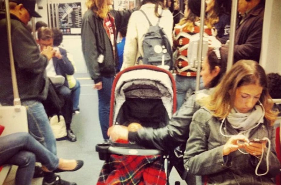 Los pasajeros estaban tan absortos en sus teléfonos y tabletas que no notaron al hombre hasta que mató a tiros a un estudiante