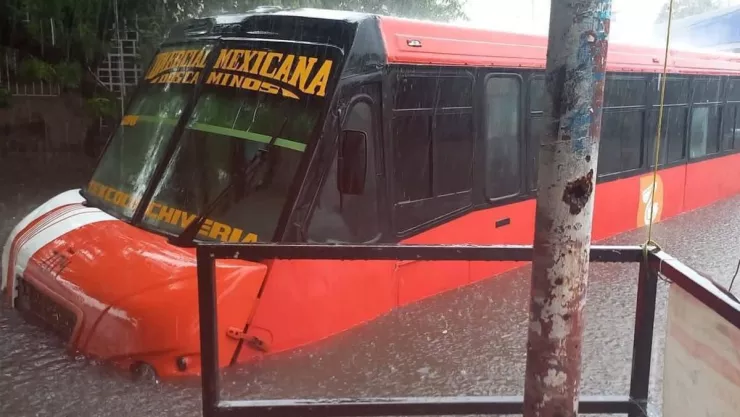 Autobús flotando por lluvias en Veracruz