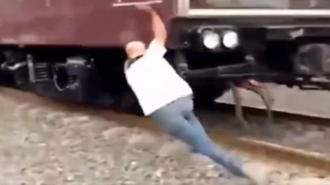 VIDEO: Hombre es arrastrado tras intentar subir a la locomotora ‘La Emperatriz’