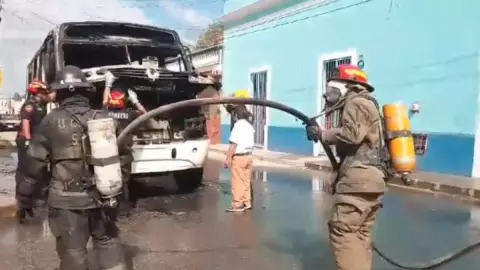 Camión de transporte público se incendia en el centro de Mérida