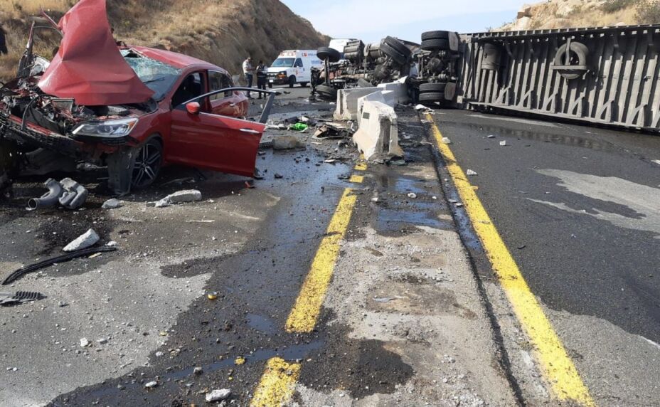Fuerte choque entre camión y un automóvil en carretera Tecate a Tijuana en el kilómetro 129.