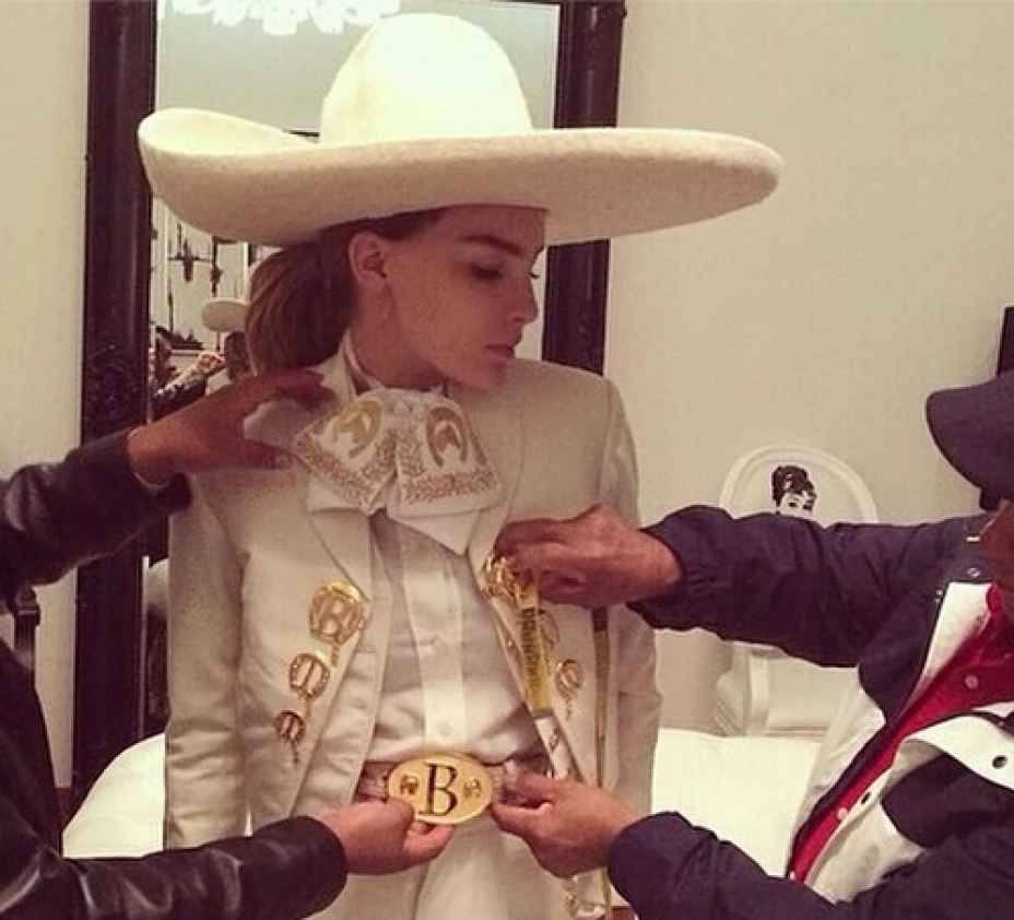 La cantante mexicana Belinda, presumió en su cuenta de Instagram el vestuario que utilizará para salir al escenario este 15 de septiembre.