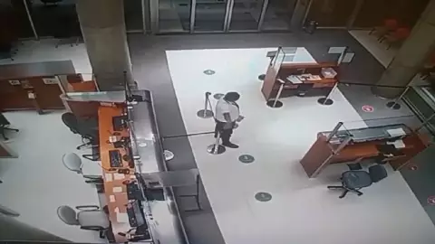 fantasma hospital mujer habla con guardia