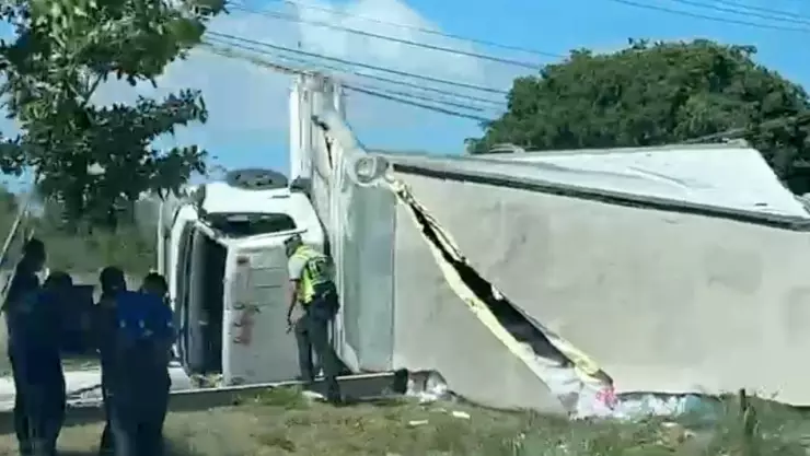 Camión de hielo se vuelca en carretera Puerto Morelos- Playa del Carmen hoy 15 de agosto de 2023.jpg