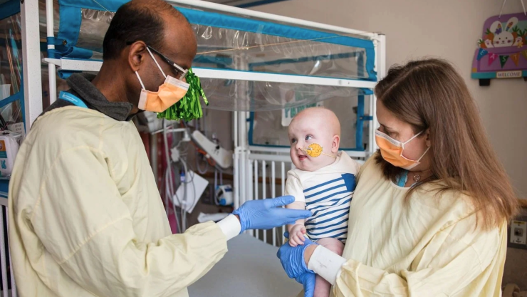 Logran curar a bebé