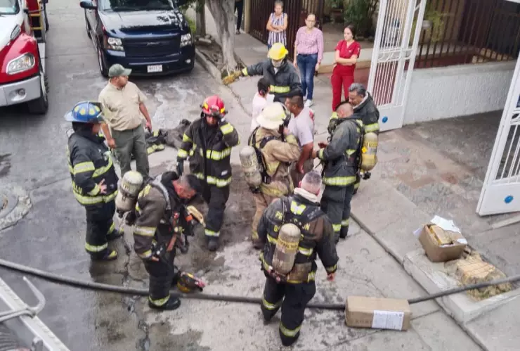 Bombero arriesga su vida