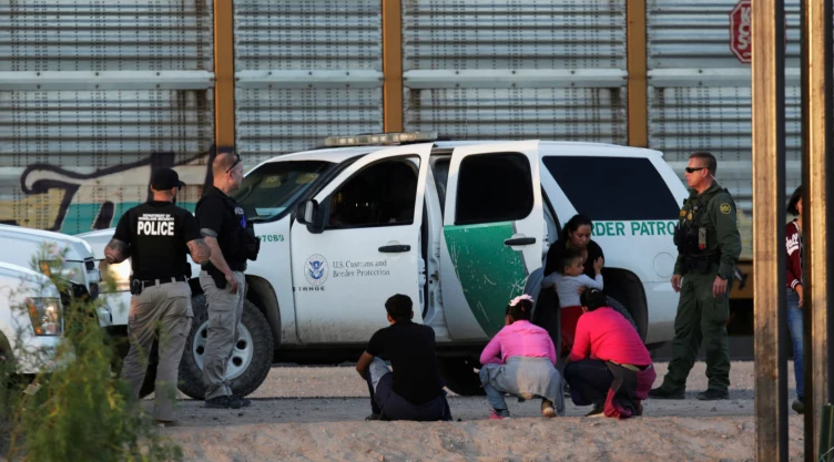 Una familia migrante es detenida por la Patrulla Fronteriza después de cruza sin papeles a los Estados Unidos y se entregan para solicitar asilo en El Paso,Texas, vistos desde la Ciudad Juárez, México, el 9 de julio del 2019. Imagen: Reuters