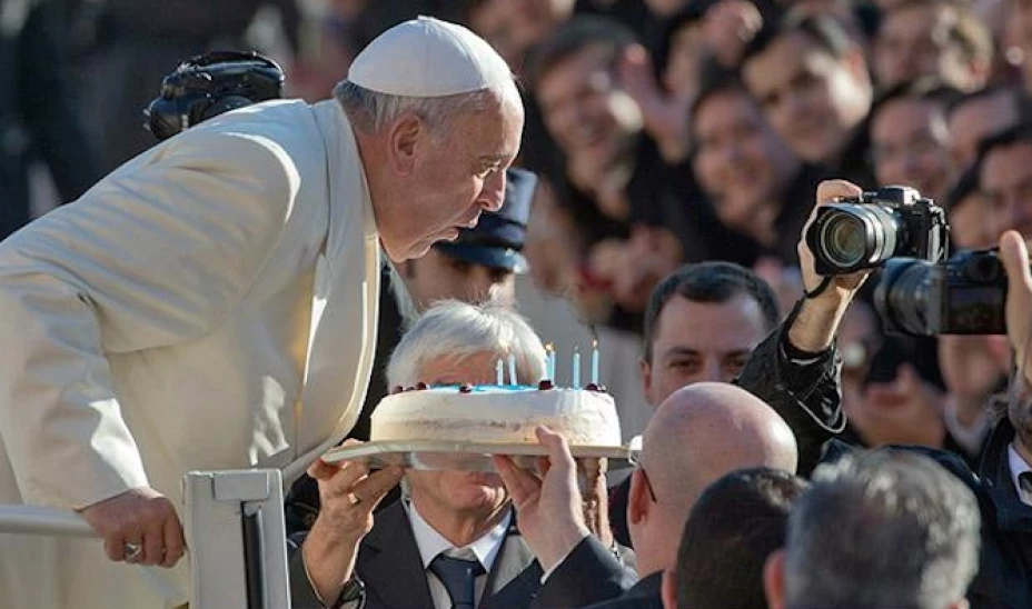 Muchos de los feligreses en la plaza llevaban carteles y pancartas de felicitación.